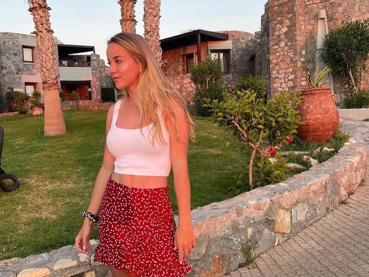 Fußball-Nationalspielerin Giulia Gwinn posiert im Urlaub.