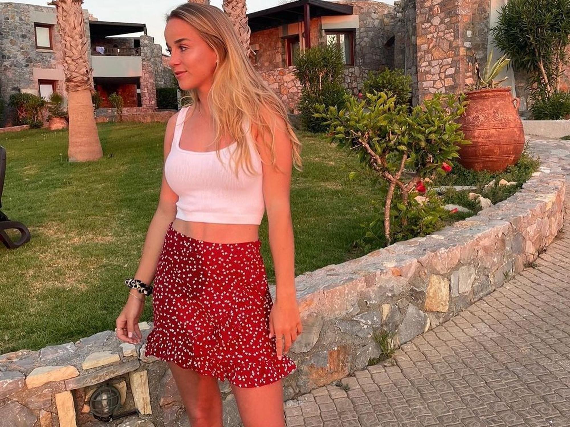 Fußball-Nationalspielerin Giulia Gwinn posiert im Urlaub.