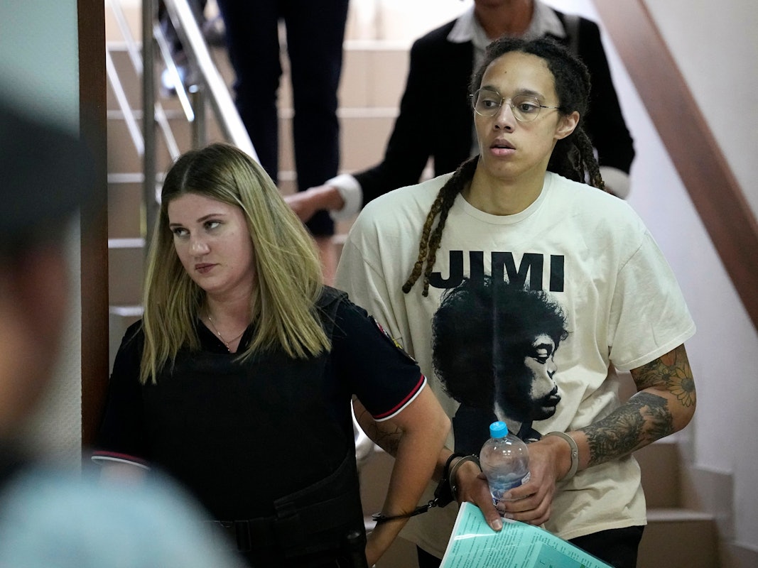 Brittney Griner wird in Handschellen zu einer Voranhörung gebracht.