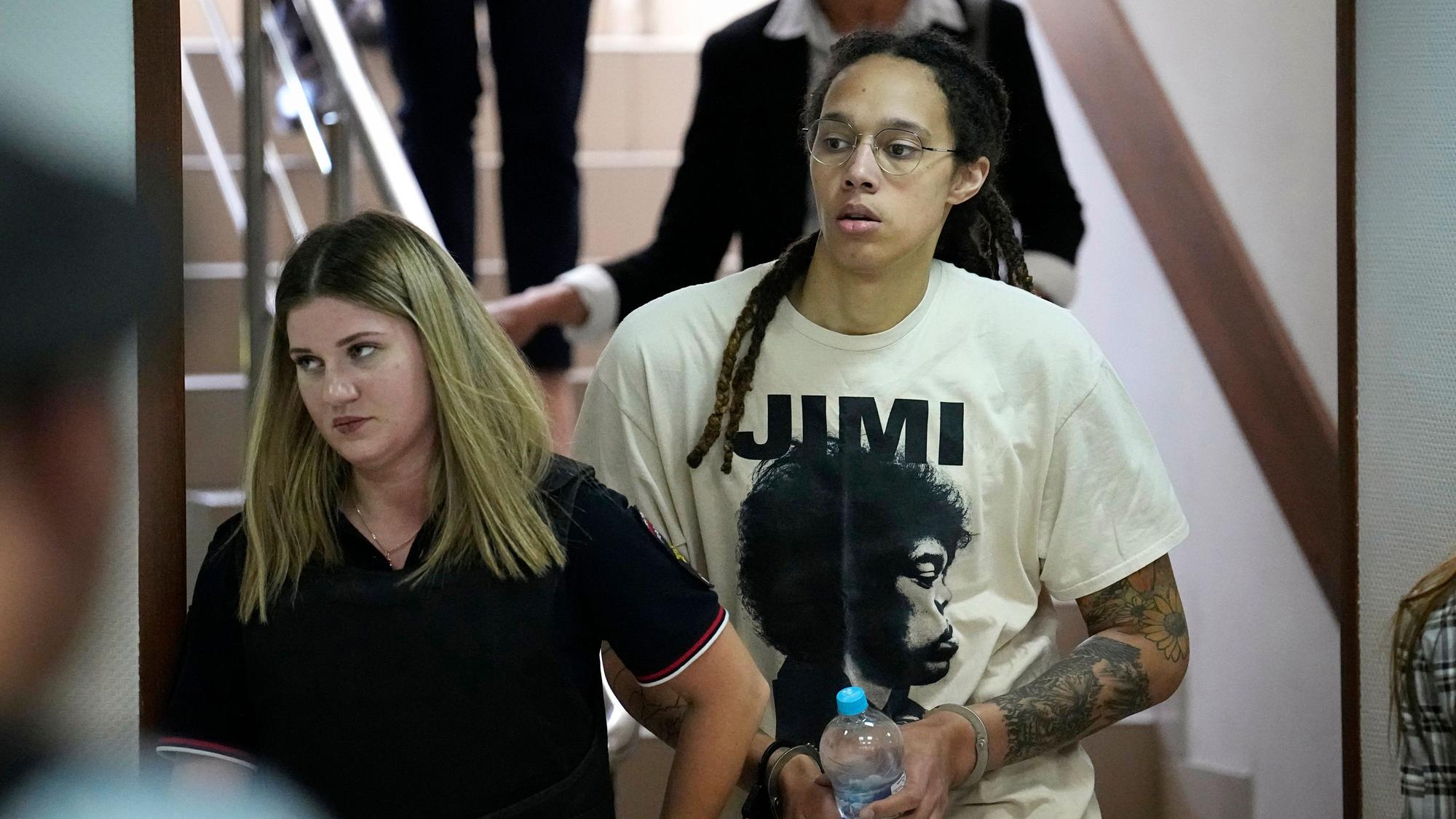 Brittney Griner wird in Handschellen zu einer Voranhörung gebracht.