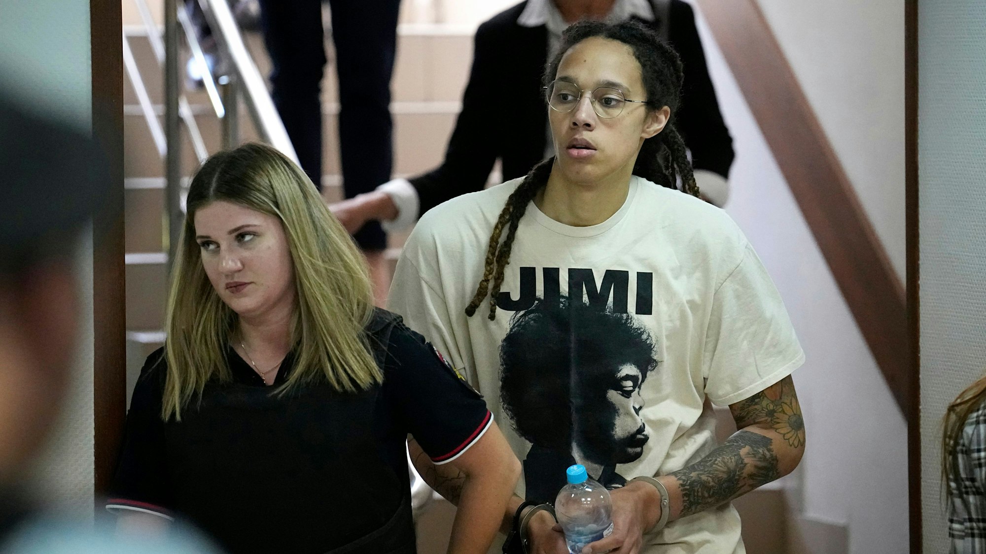 Brittney Griner wird in Handschellen zu einer Voranhörung gebracht.
