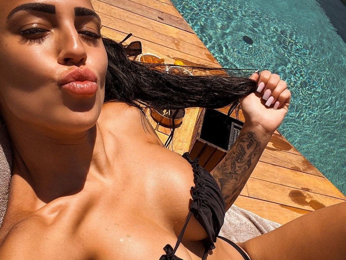 Elena Miras posiert im Urlaub in einem Bikini am Pool.