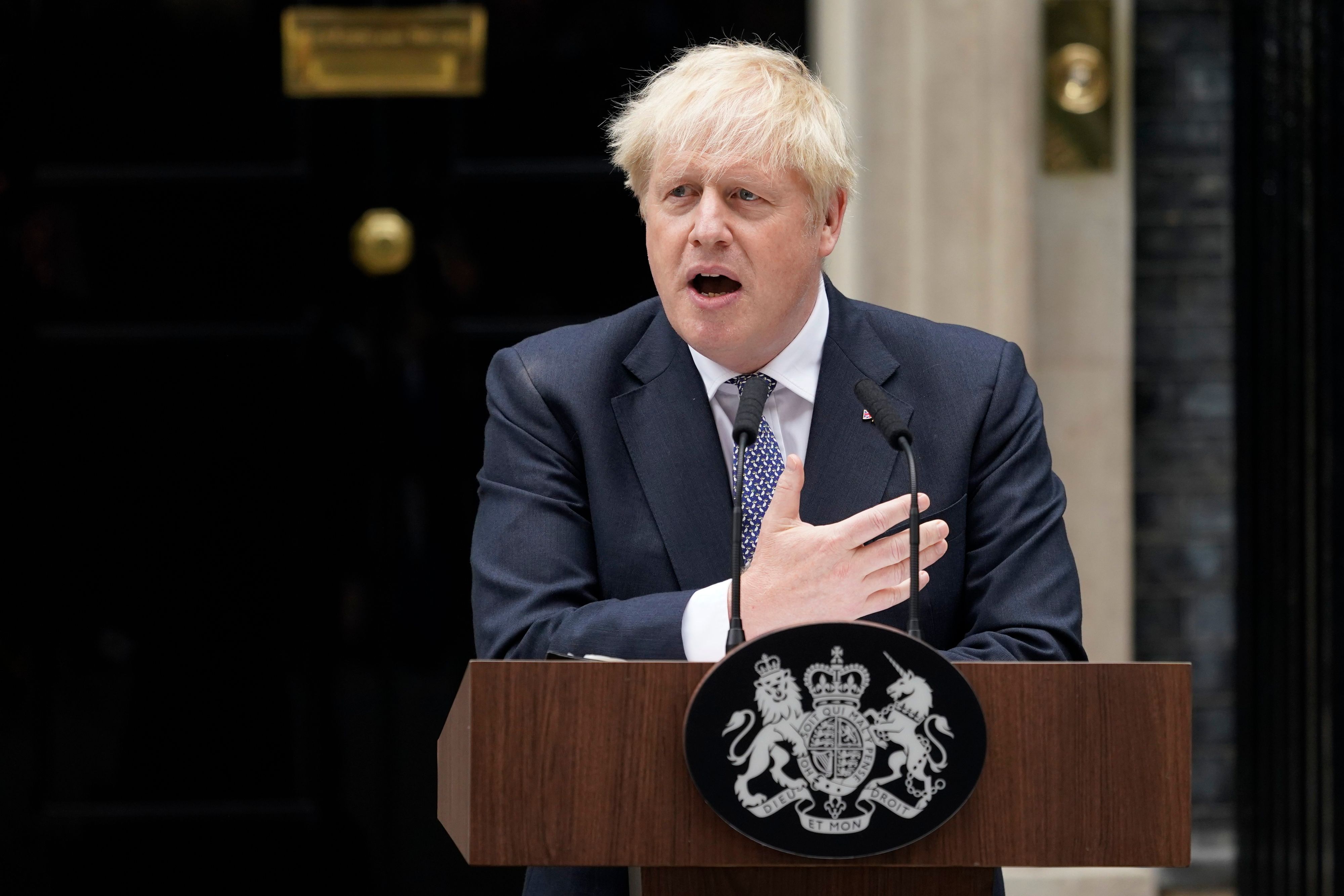 Boris Johnson spricht vor der 10 Downing Street. Der britische Premierminister ist als Chef seiner Konservativen Partei zurückgetreten.