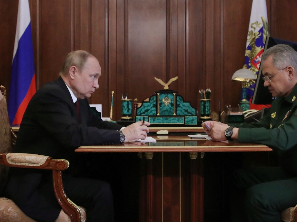 Das Foto zeigt den russischen Präsidenten Wladimir Putin gemeinsam mit dem Verteidigungsminister Sergei Shoigu am 4. Juli 2022.