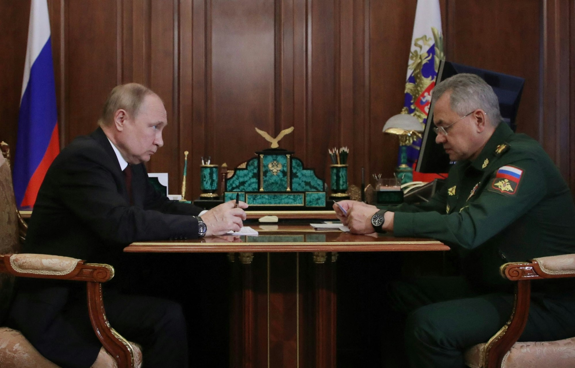 Das Foto zeigt den russischen Präsidenten Wladimir Putin gemeinsam mit dem Verteidigungsminister Sergei Shoigu am 4. Juli 2022.