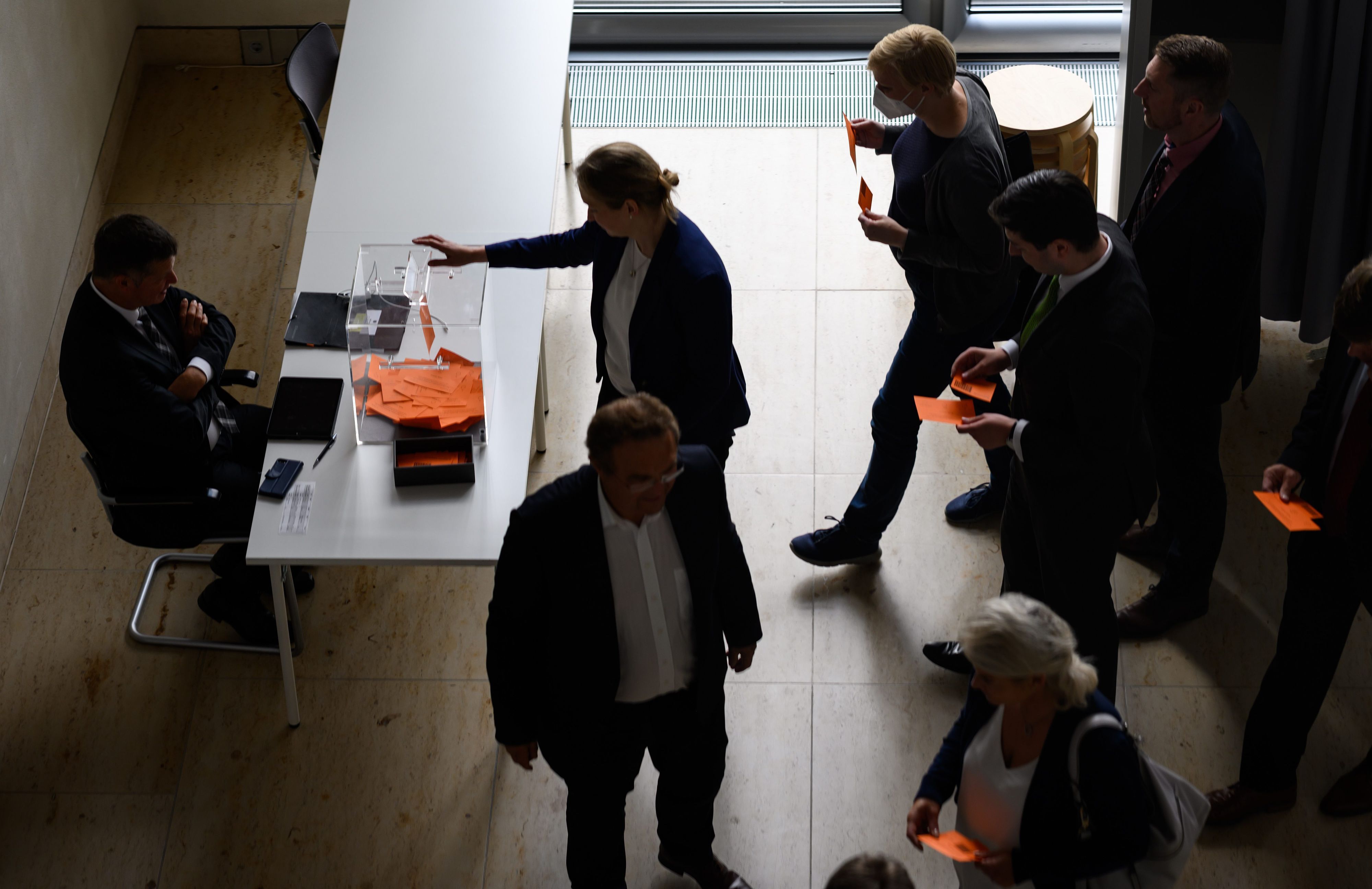 Bundestagsabgeordnete geben bei der Wahl der Unabhängigen Bundesbeauftragten für Antidiskriminierung in der Plenarsitzung im Deutschen Bundestag ihre Stimme ab.