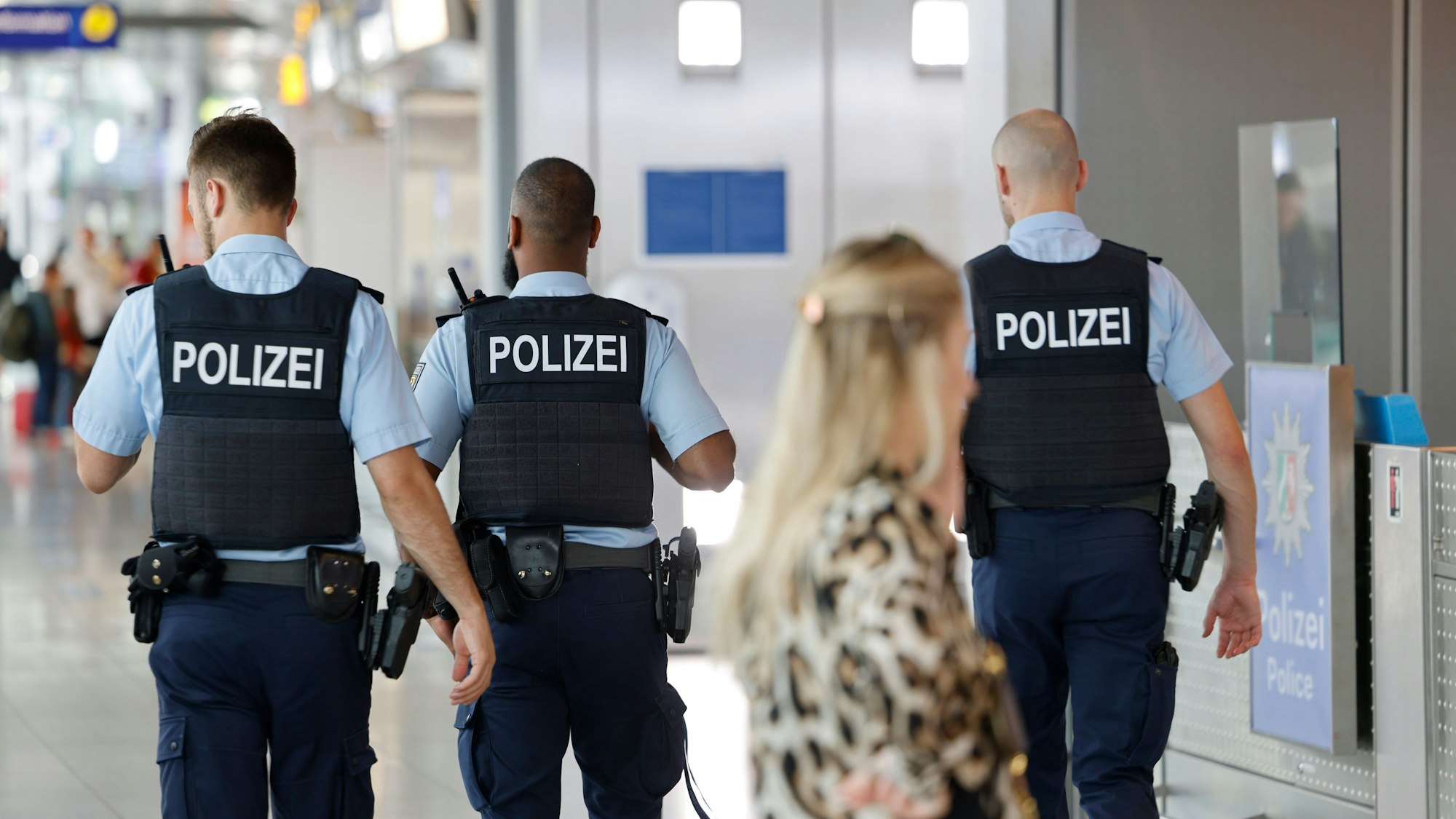Bundespolizisten patroullieren am Flughafen Düsseldorf.