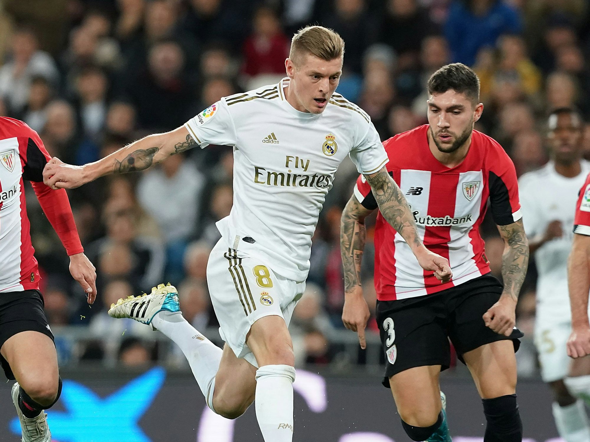 Real Madrids Toni Kroos führt den Ball.