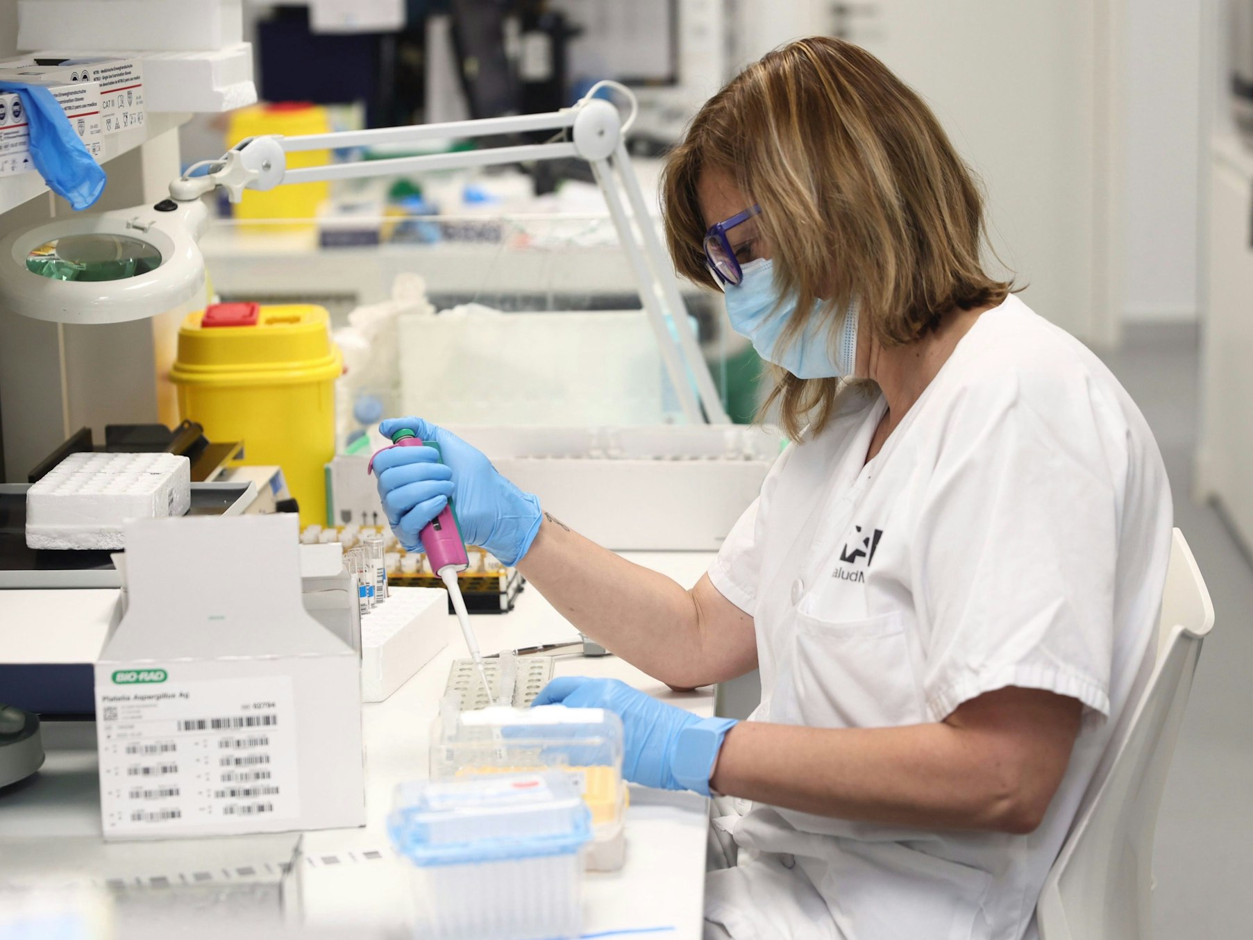 Eine Labortechnikerin arbeitet mit PCR-Tests in einem mikrobiologischen Labor