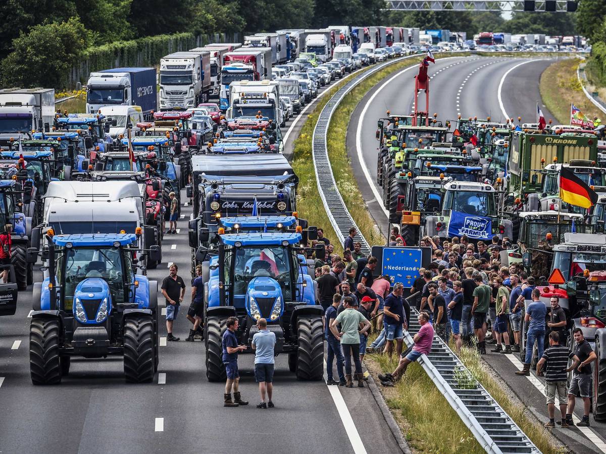 Bauern und Bauerinnen haben bei einer Protestaktion auf der Autobahn A1 ein Schild von der niederländisch-deutschen Grenze entfernt.