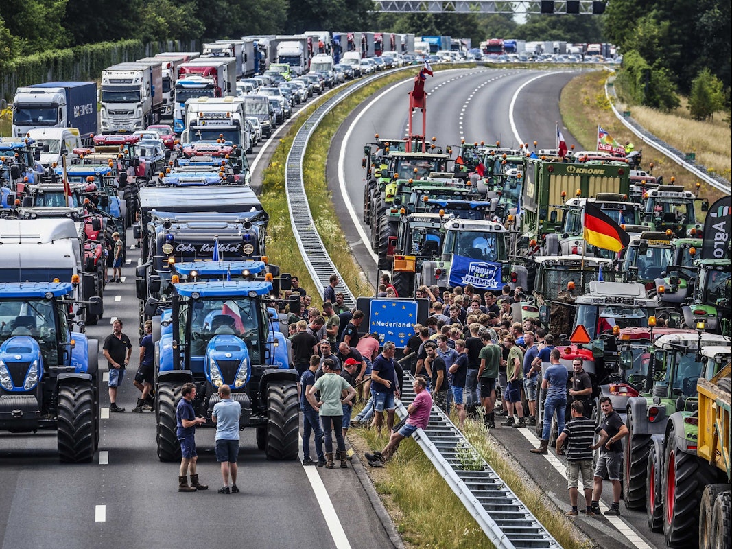 Bauern und Bauerinnen haben bei einer Protestaktion auf der Autobahn A1 ein Schild von der niederländisch-deutschen Grenze entfernt.