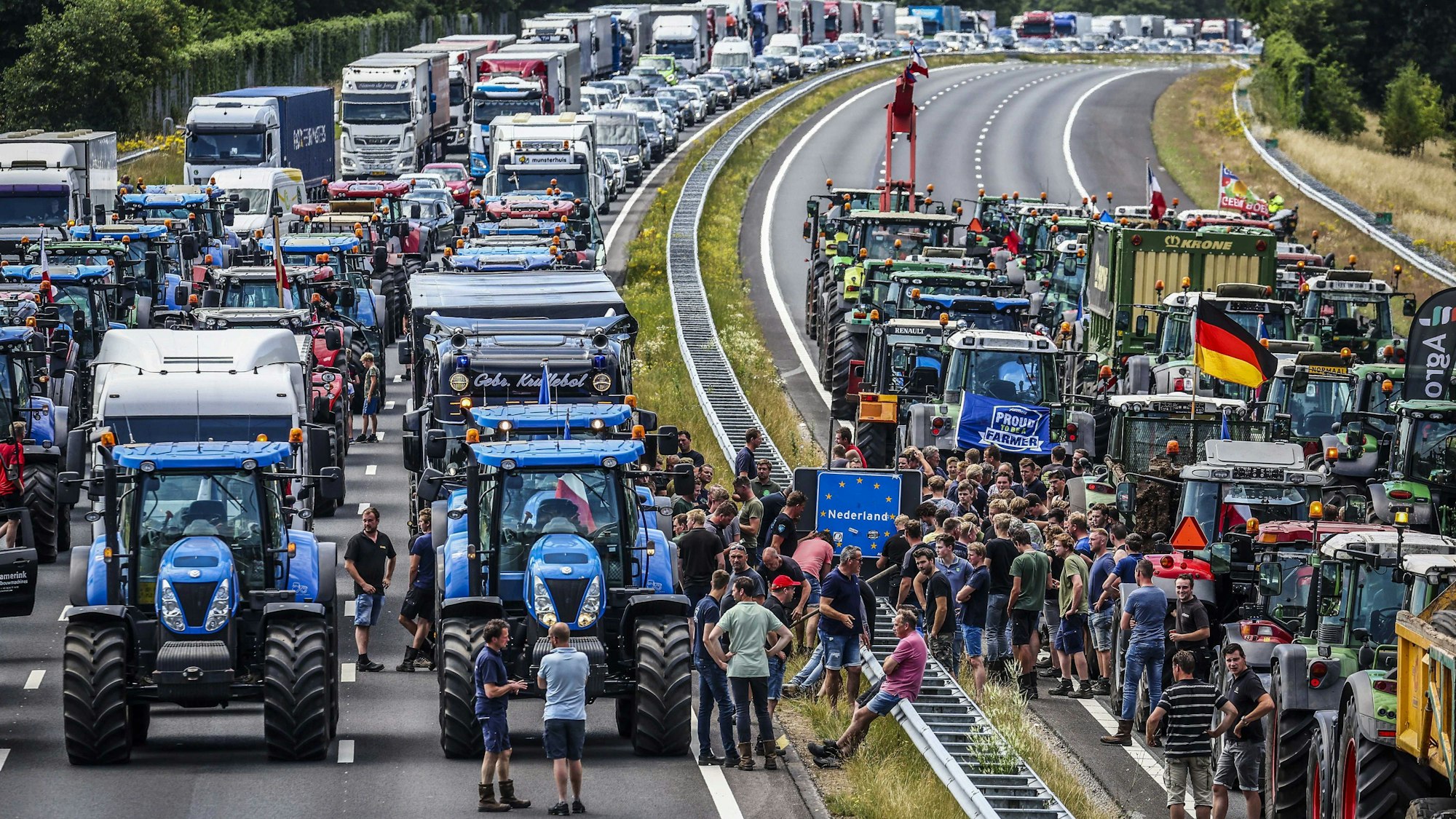 Bauern und Bauerinnen haben bei einer Protestaktion auf der Autobahn A1 ein Schild von der niederländisch-deutschen Grenze entfernt.