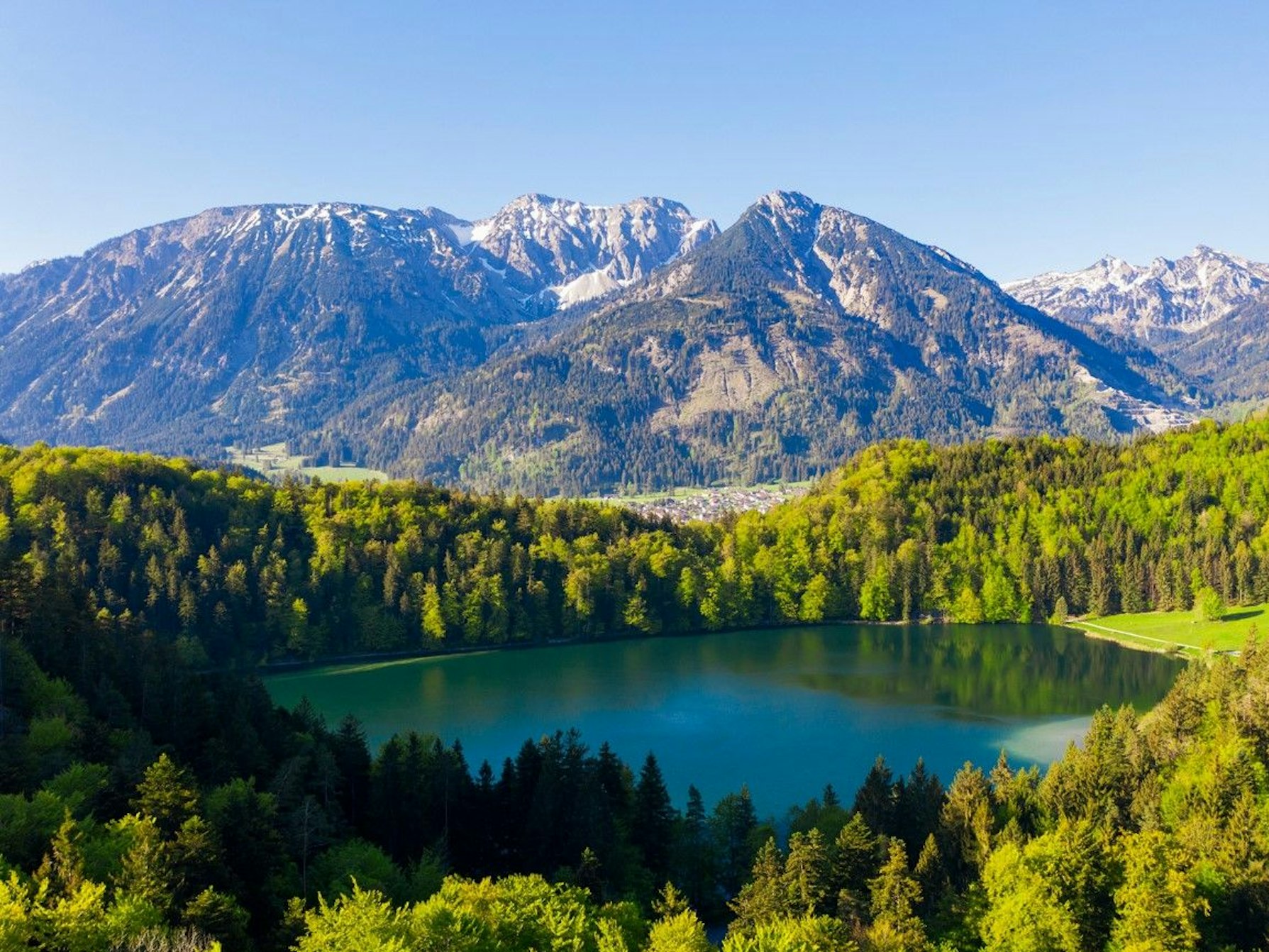Alatsee, bei Fussen, Vilser Kegel in Tannheimer Berge, Drohnenaufnahme, Ostallgau, Allgau, Schwaben, Bayern, Deutschland (Alatsee, bei Fussen, Vilser Kegel in Tannheimer Berge, Drohnenaufnahme, Ostallgau, Allgau, Schwaben, Bayern, Deutschland, A