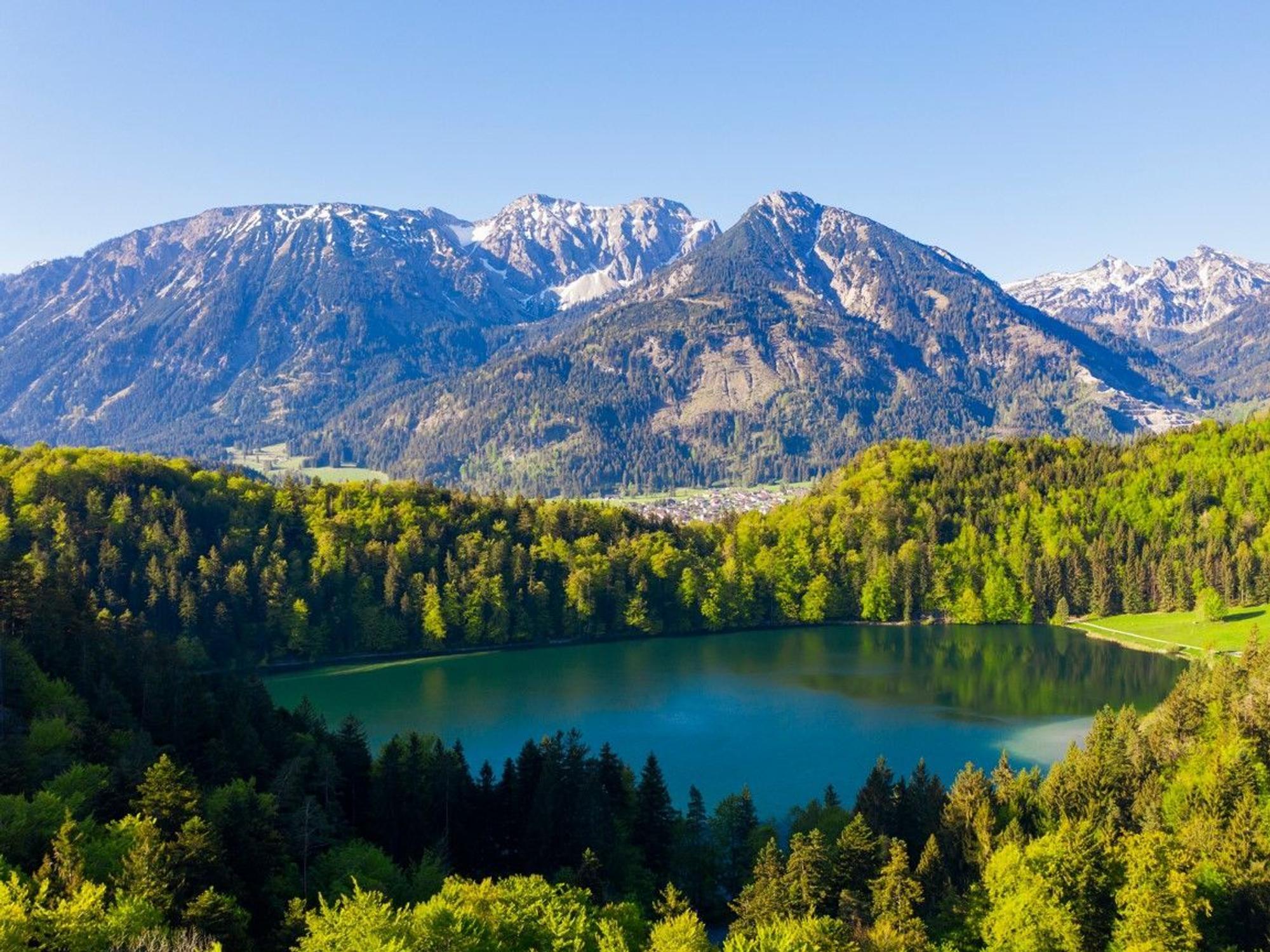 Alatsee, bei Fussen, Vilser Kegel in Tannheimer Berge, Drohnenaufnahme, Ostallgau, Allgau, Schwaben, Bayern, Deutschland (Alatsee, bei Fussen, Vilser Kegel in Tannheimer Berge, Drohnenaufnahme, Ostallgau, Allgau, Schwaben, Bayern, Deutschland, A