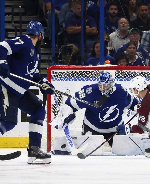 Andrei Vasilevskiy (Nummer 88) mit einer Parade gegen Nico Sturm (Nummer 78) im Spiel zwischen den Colorado Avalanche und den Tampa Bay Lightning.