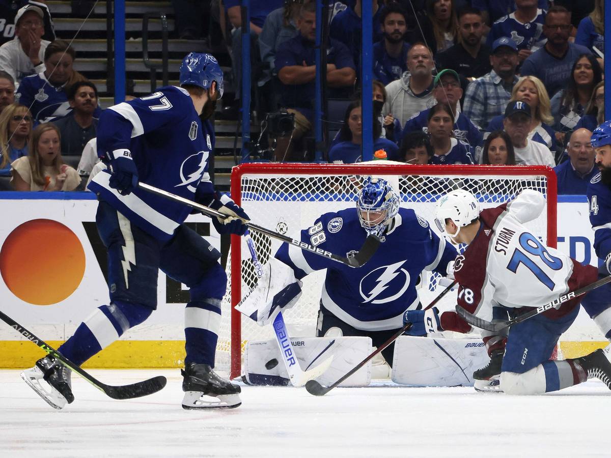 Andrei Vasilevskiy (Nummer 88) mit einer Parade gegen Nico Sturm (Nummer 78) im Spiel zwischen den Colorado Avalanche und den Tampa Bay Lightning.