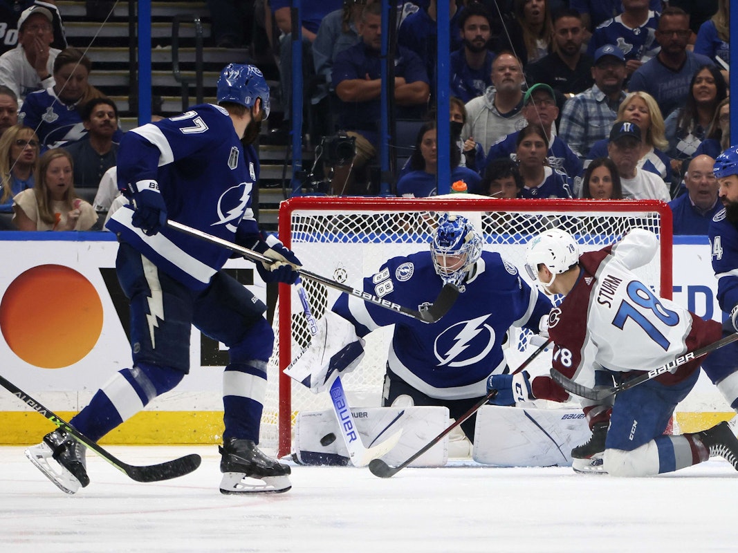 Andrei Vasilevskiy (Nummer 88) mit einer Parade gegen Nico Sturm (Nummer 78) im Spiel zwischen den Colorado Avalanche und den Tampa Bay Lightning.