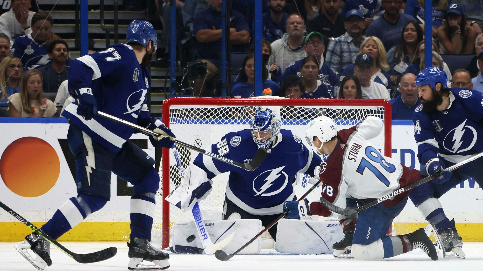 Andrei Vasilevskiy (Nummer 88) mit einer Parade gegen Nico Sturm (Nummer 78) im Spiel zwischen den Colorado Avalanche und den Tampa Bay Lightning.