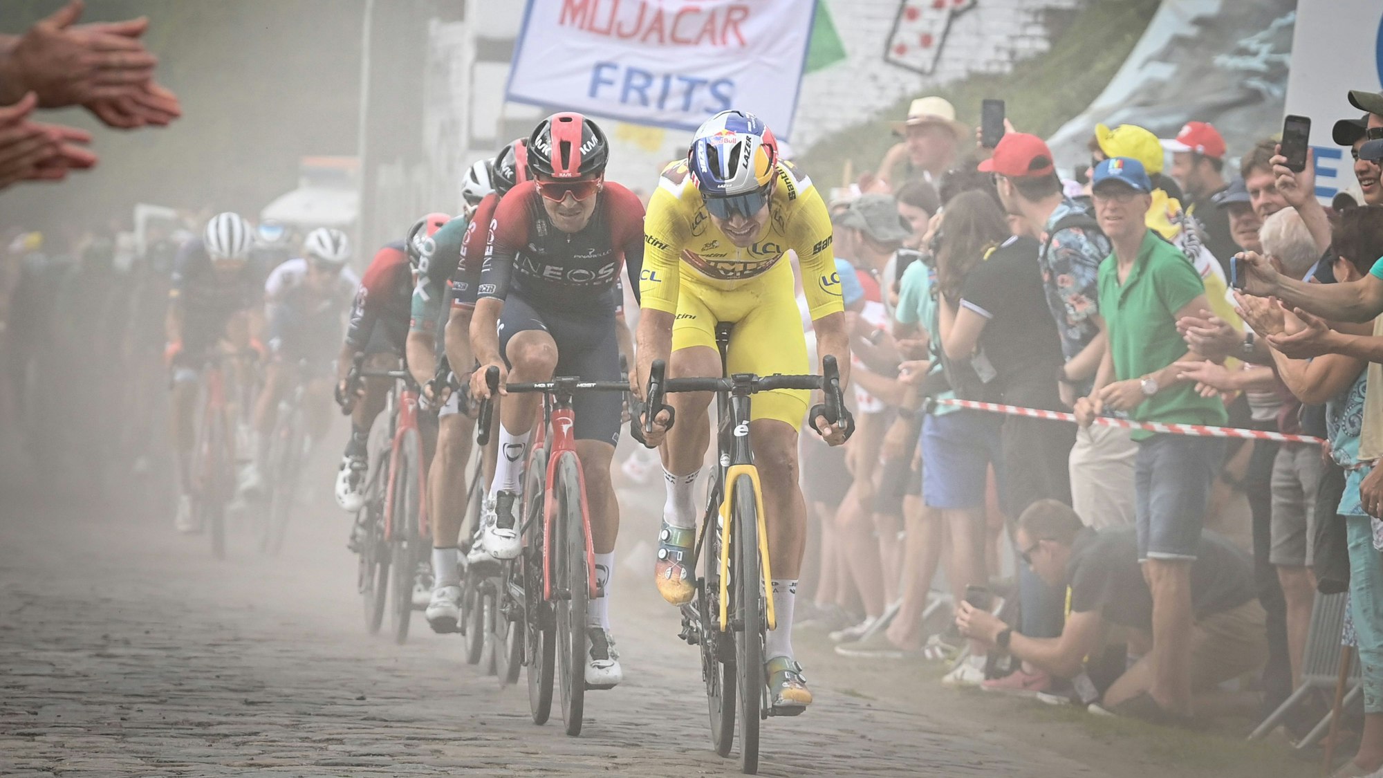 Die Fahrer der Tour de France müssen in der fünften Etappe über eine Kopfsteinpflasterpassage fahren.