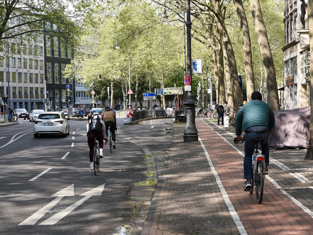 Radfahrer fahren auf dem Kaiser-Wilhelm-Ring in Köln teilweise auf dem schmalen Radweg und auf der zweispurigen Straße.