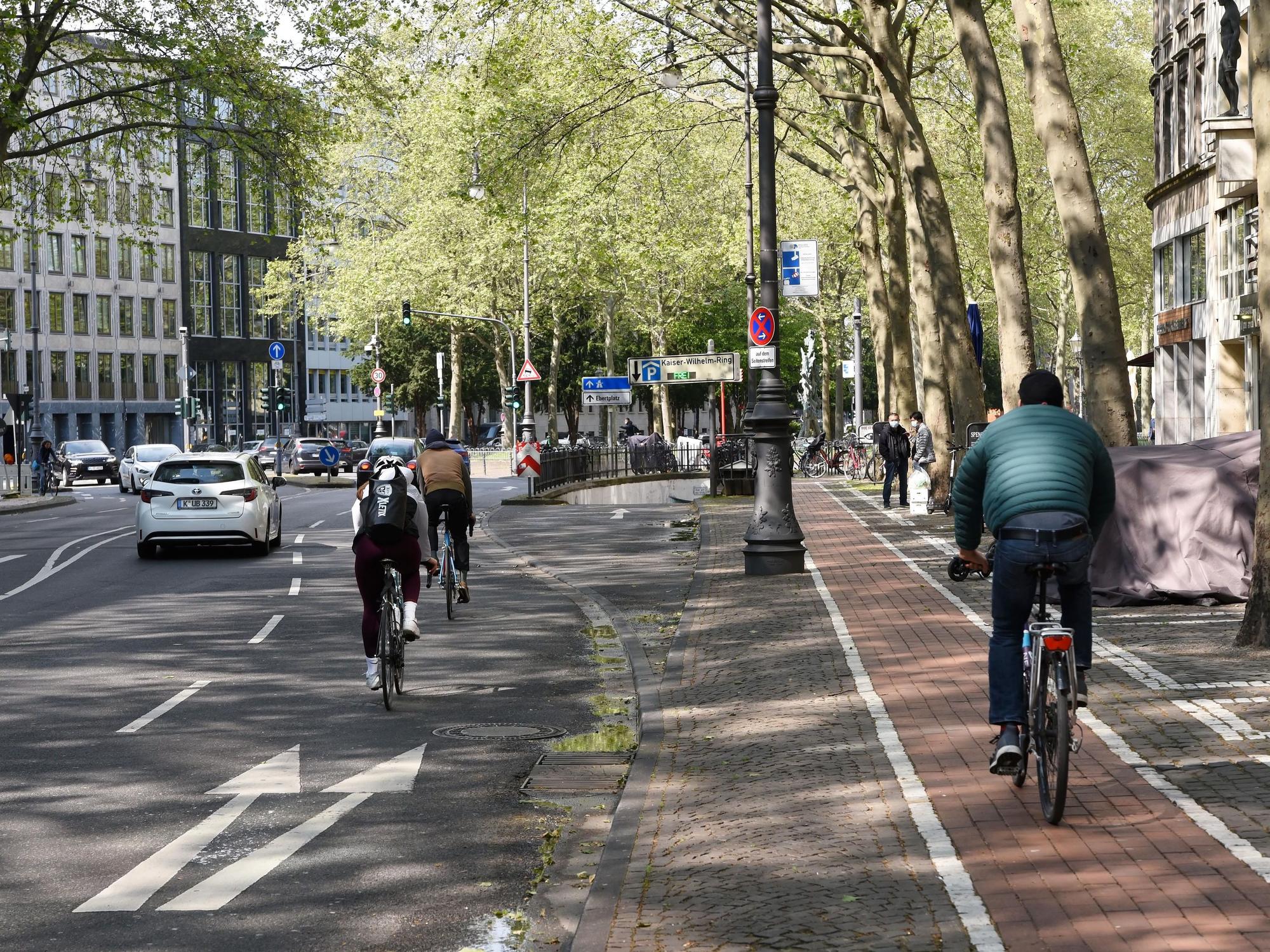 Radfahrer fahren auf dem Kaiser-Wilhelm-Ring in Köln teilweise auf dem schmalen Radweg und auf der zweispurigen Straße.