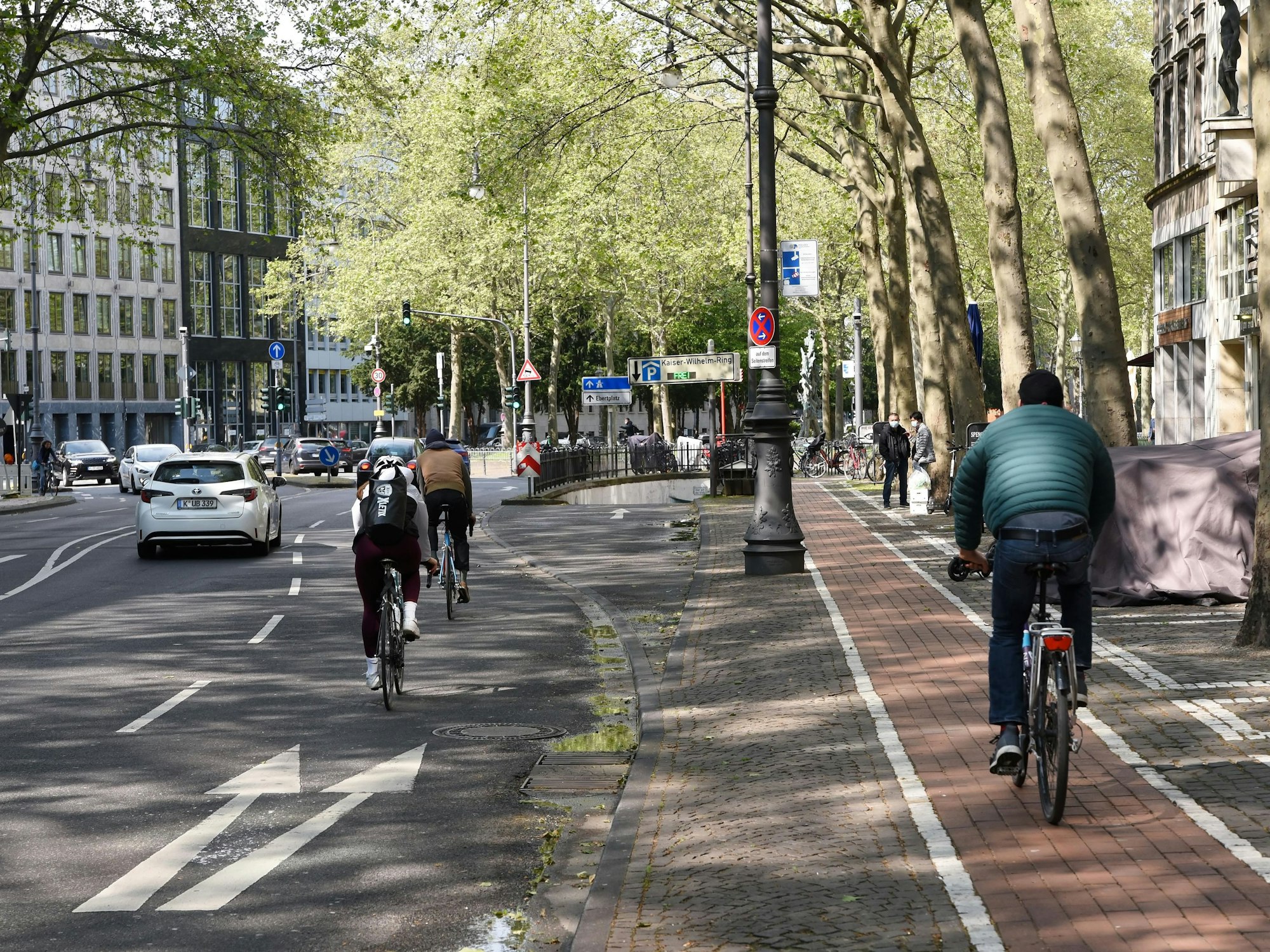 Radfahrer fahren auf dem Kaiser-Wilhelm-Ring in Köln teilweise auf dem schmalen Radweg und auf der zweispurigen Straße.