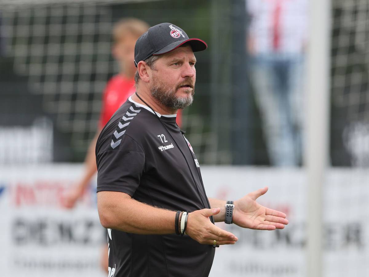 Kölns Steffen Baumgart öffnet fragend die Hände.
