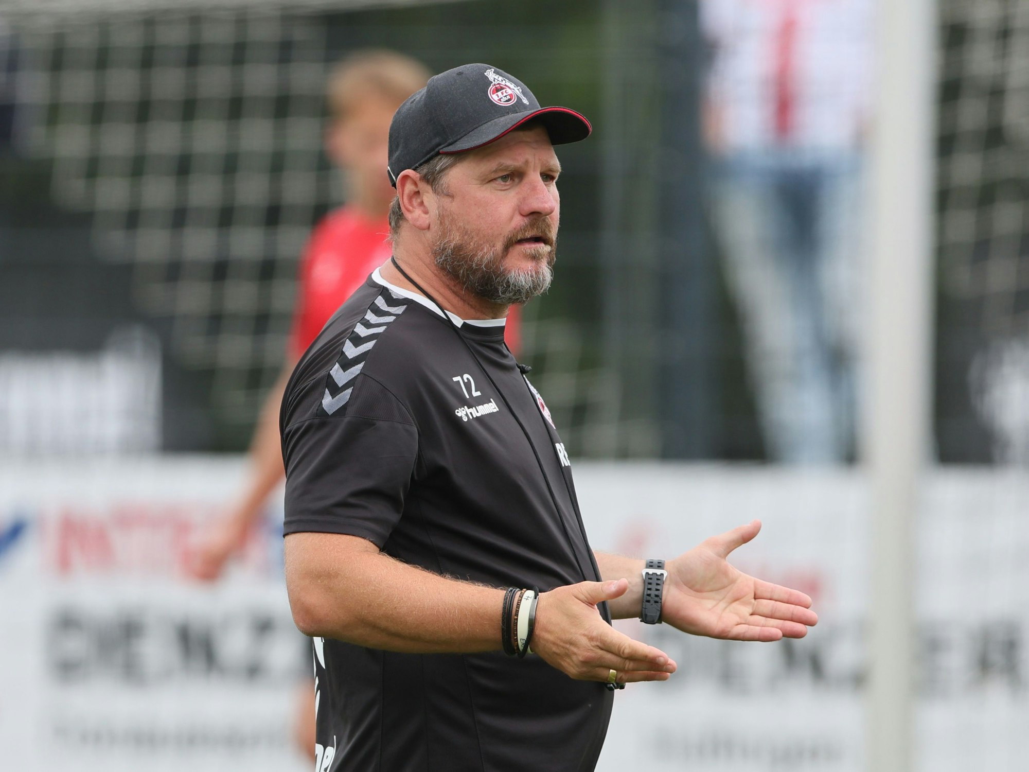 Kölns Steffen Baumgart öffnet fragend die Hände.