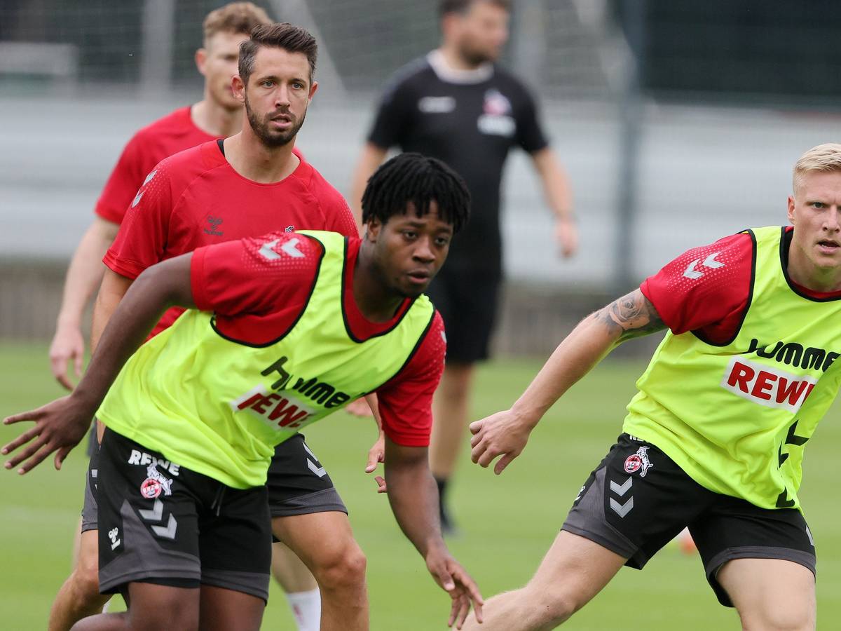 Bright Arrey-Mbi schaut im Training des 1. FC Köln auf den Ball