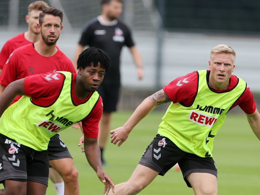 Bright Arrey-Mbi schaut im Training des 1. FC Köln auf den Ball