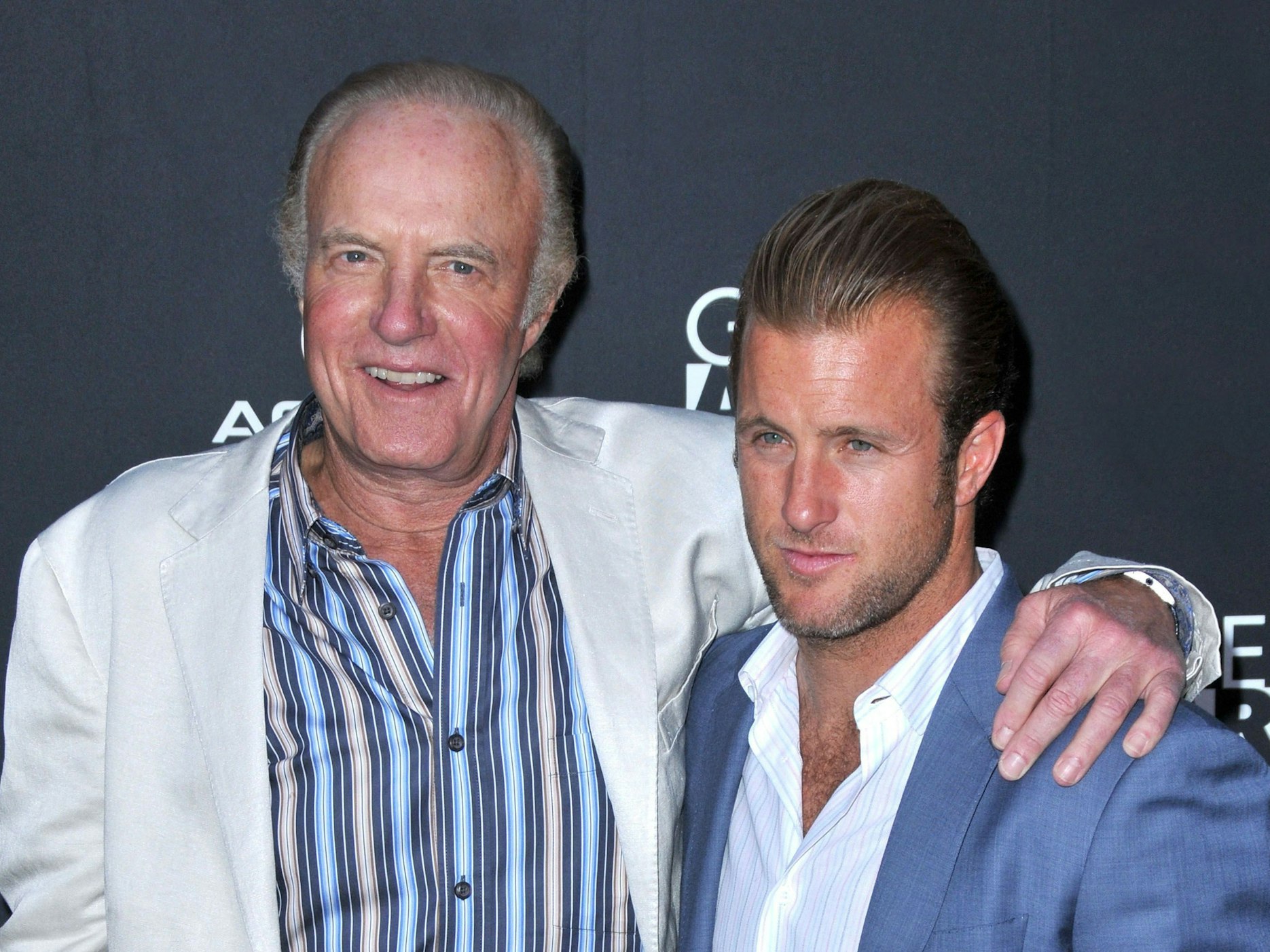 Am 3. Mai 2010 kamen US-Schauspieler James Caan und sein Sohn Scott Caan zur Premiere von „Mercy“ im Egyptian Theatre in Hollywood.