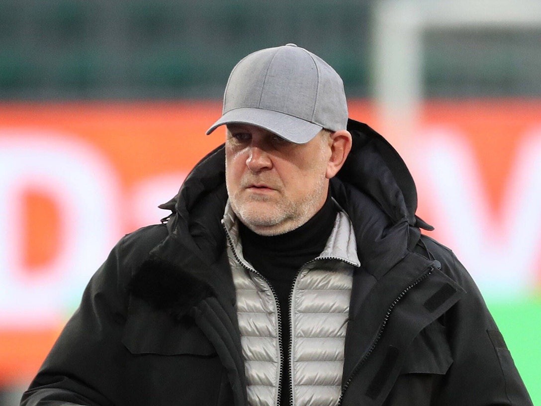 Jörg Schmadtke auf dem Weg zur Trainerbank beim Spiel gegen die TSG 1899 Hoffenheim.