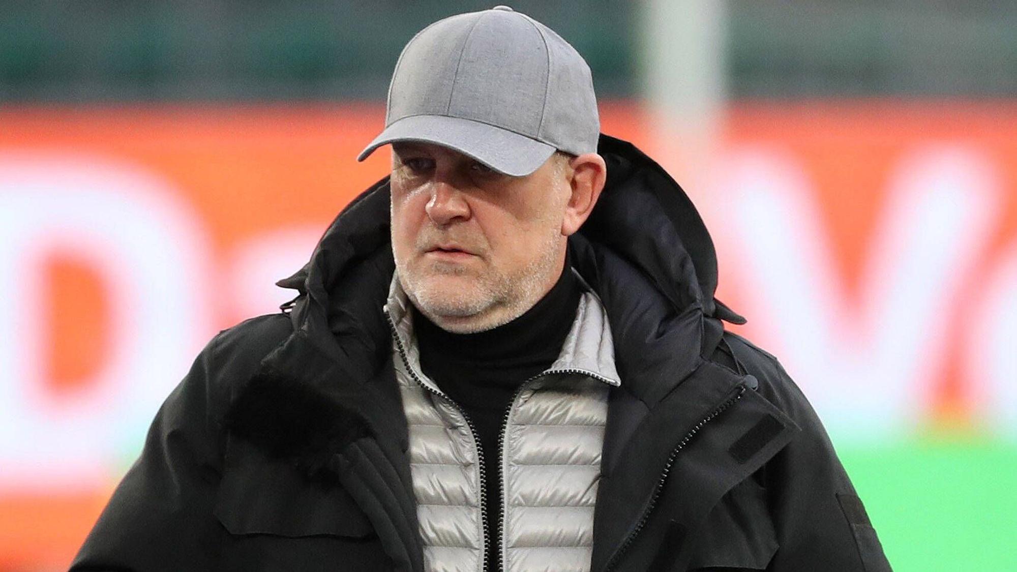 Jörg Schmadtke auf dem Weg zur Trainerbank beim Spiel gegen die TSG 1899 Hoffenheim.