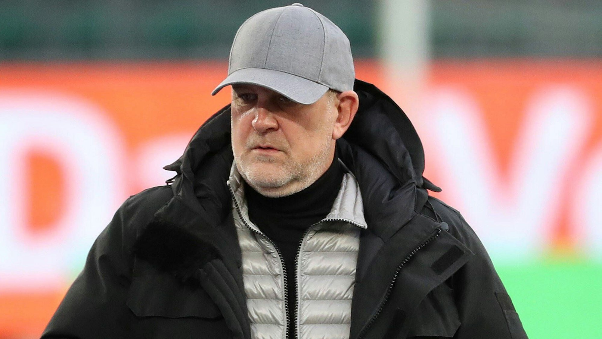 Jörg Schmadtke auf dem Weg zur Trainerbank beim Spiel gegen die TSG 1899 Hoffenheim.