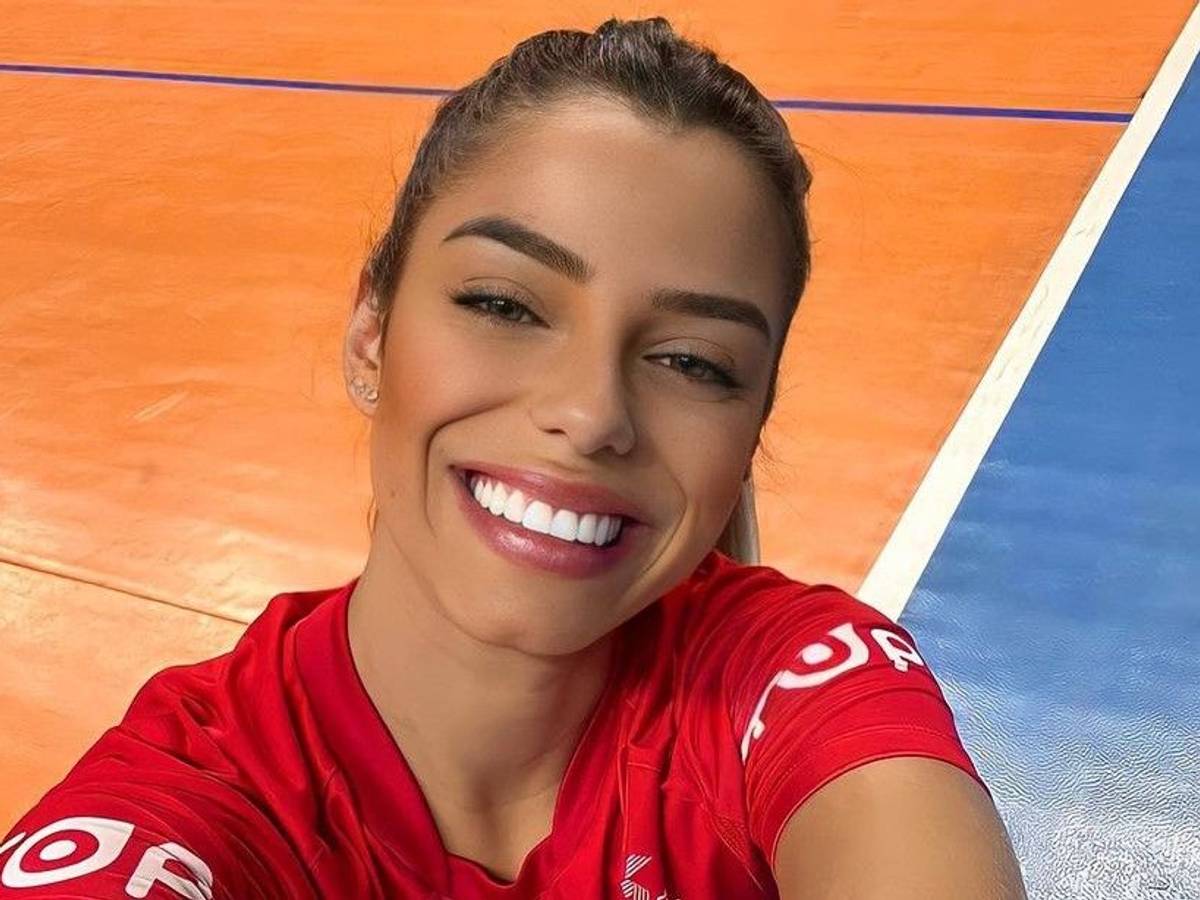 Volleyball-Sternchen Keyla Alves posiert auf einem Selfie im Dress ihres Vereins.