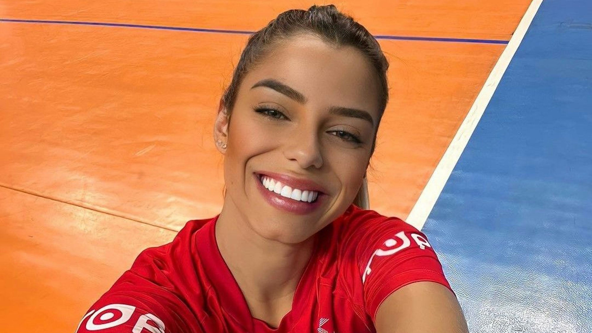 Volleyball-Sternchen Keyla Alves posiert auf einem Selfie im Dress ihres Vereins.