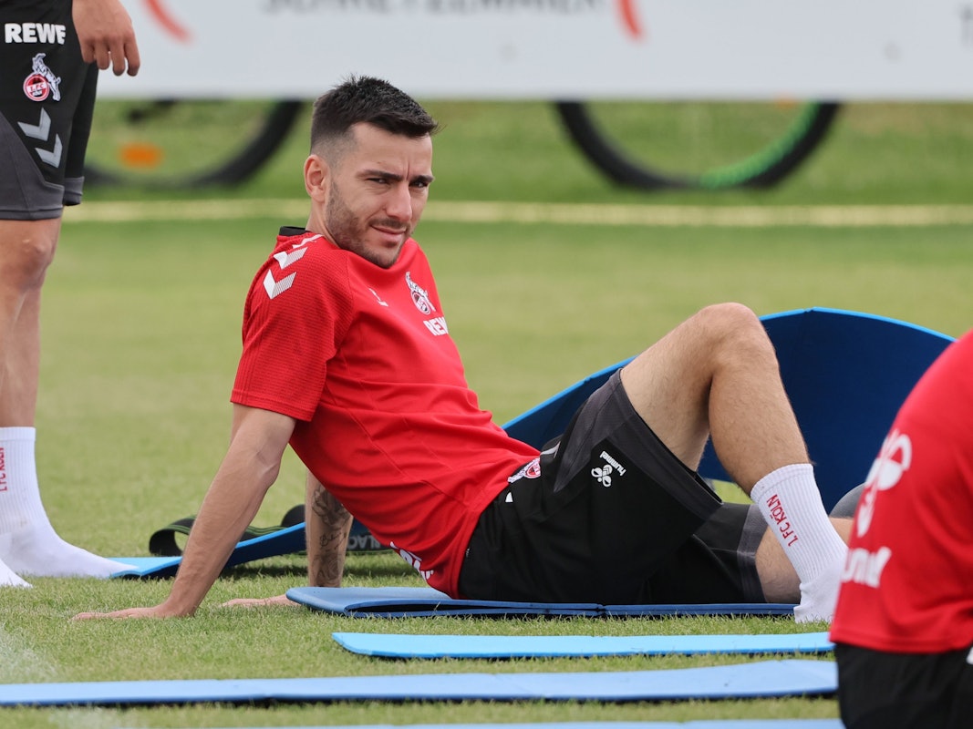 Sargis Adamyan sitzt im Training des 1. FC Köln auf einer Gymnastik-Matte.