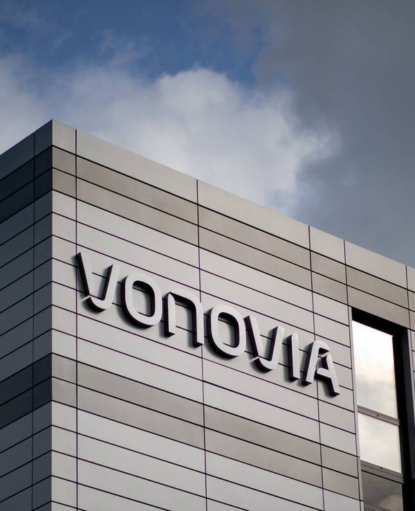 Der Schriftzug des Wohnungsunternehmens «Vonovia» hängt an der Firmenzentrale.