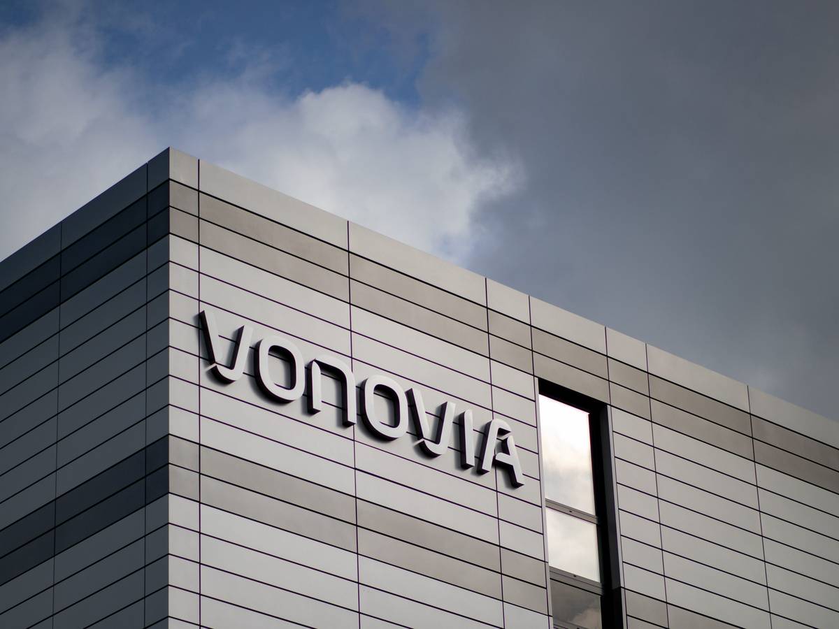 Der Schriftzug des Wohnungsunternehmens «Vonovia» hängt an der Firmenzentrale.