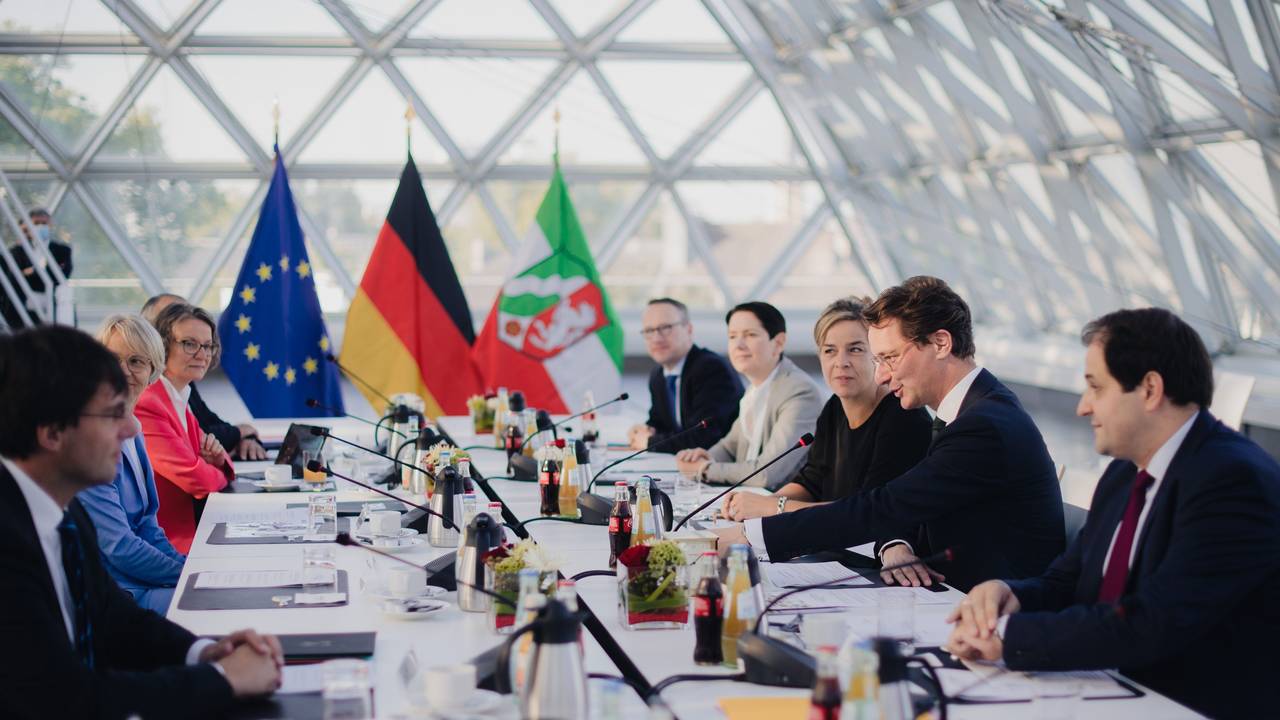 Die Mitglieder und Mitgliederinnen der neuen schwarz-grünen Regierung von Nordrhein-Westfalen bei ihrer ersten Kabinettssitzung der neuen Landesregierung im Ständehaus in Düsseldorf