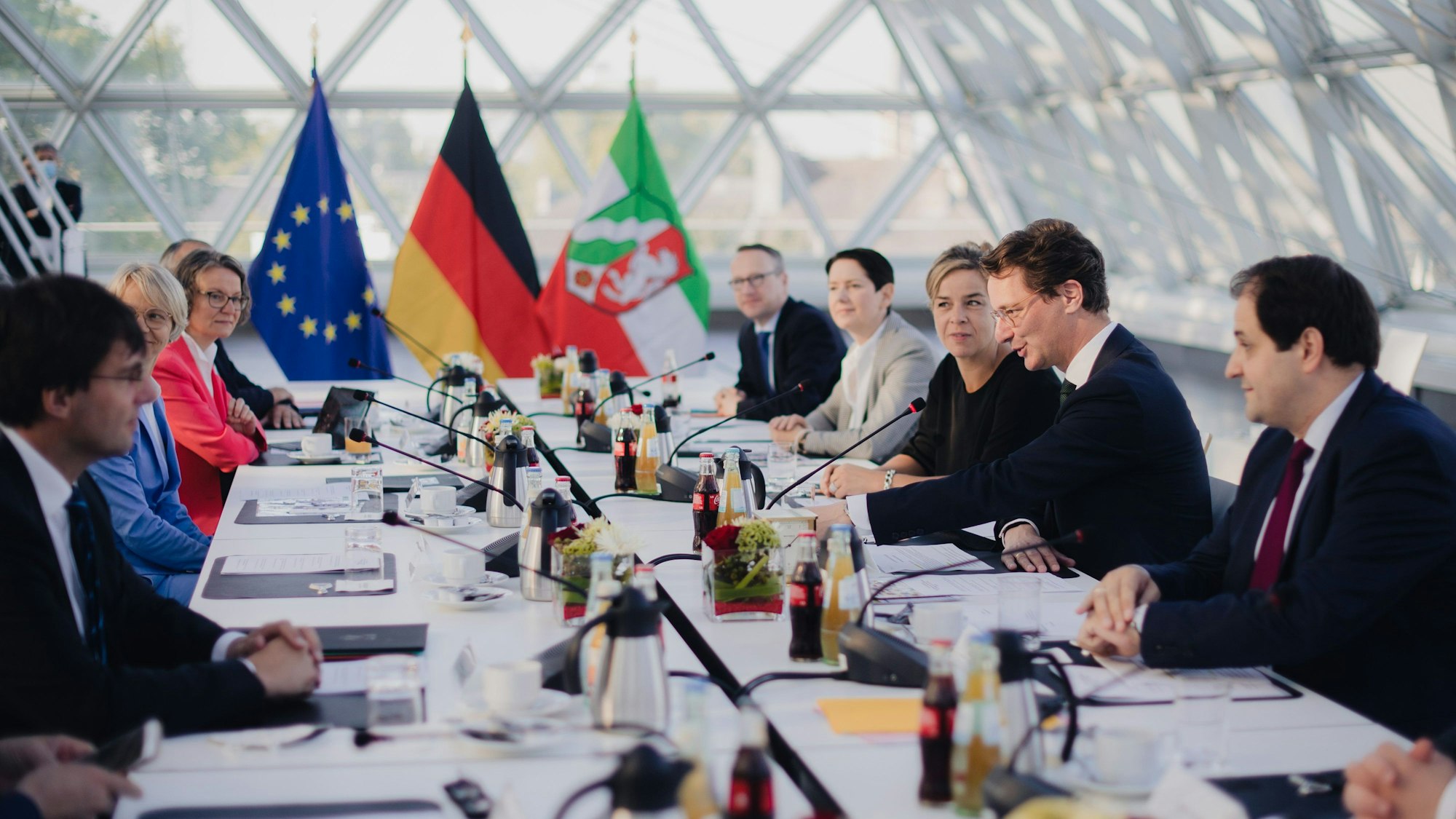 Die Mitglieder und Mitgliederinnen der neuen schwarz-grünen Regierung von Nordrhein-Westfalen bei ihrer ersten Kabinettssitzung der neuen Landesregierung im Ständehaus in Düsseldorf