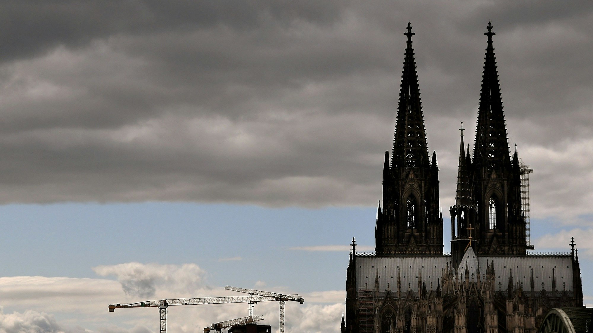 Der Kölner Dom unter wolkigem Himmel
