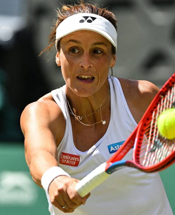 Tatjana Maria schlägt den Ball im Tennis-Match in Wimbledon gegen Ons Jabeur