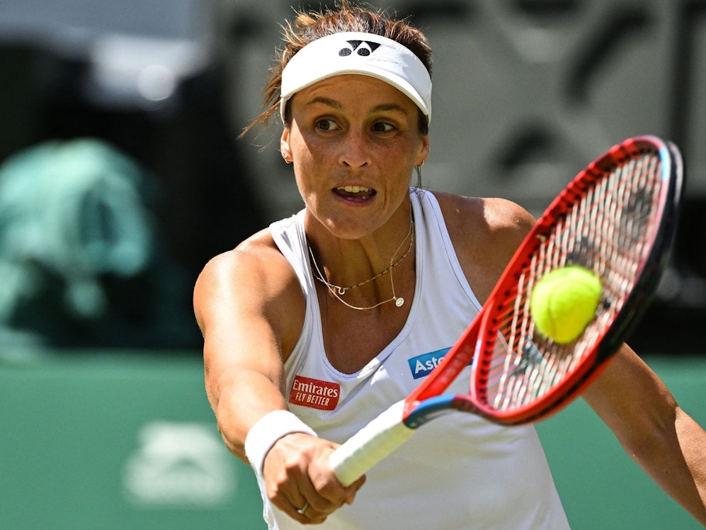 Tatjana Maria schlägt den Ball im Tennis-Match in Wimbledon gegen Ons Jabeur
