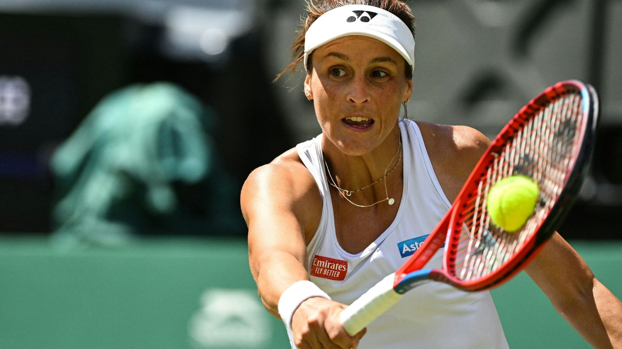 Tatjana Maria schlägt den Ball im Tennis-Match in Wimbledon gegen Ons Jabeur