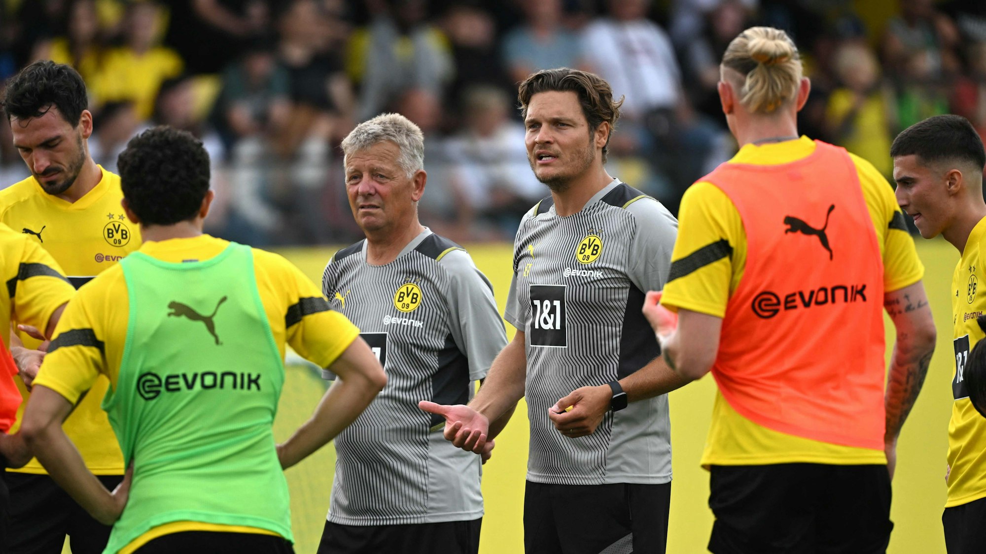 Edin Terzic spricht mit seinen Spielern beim Training.