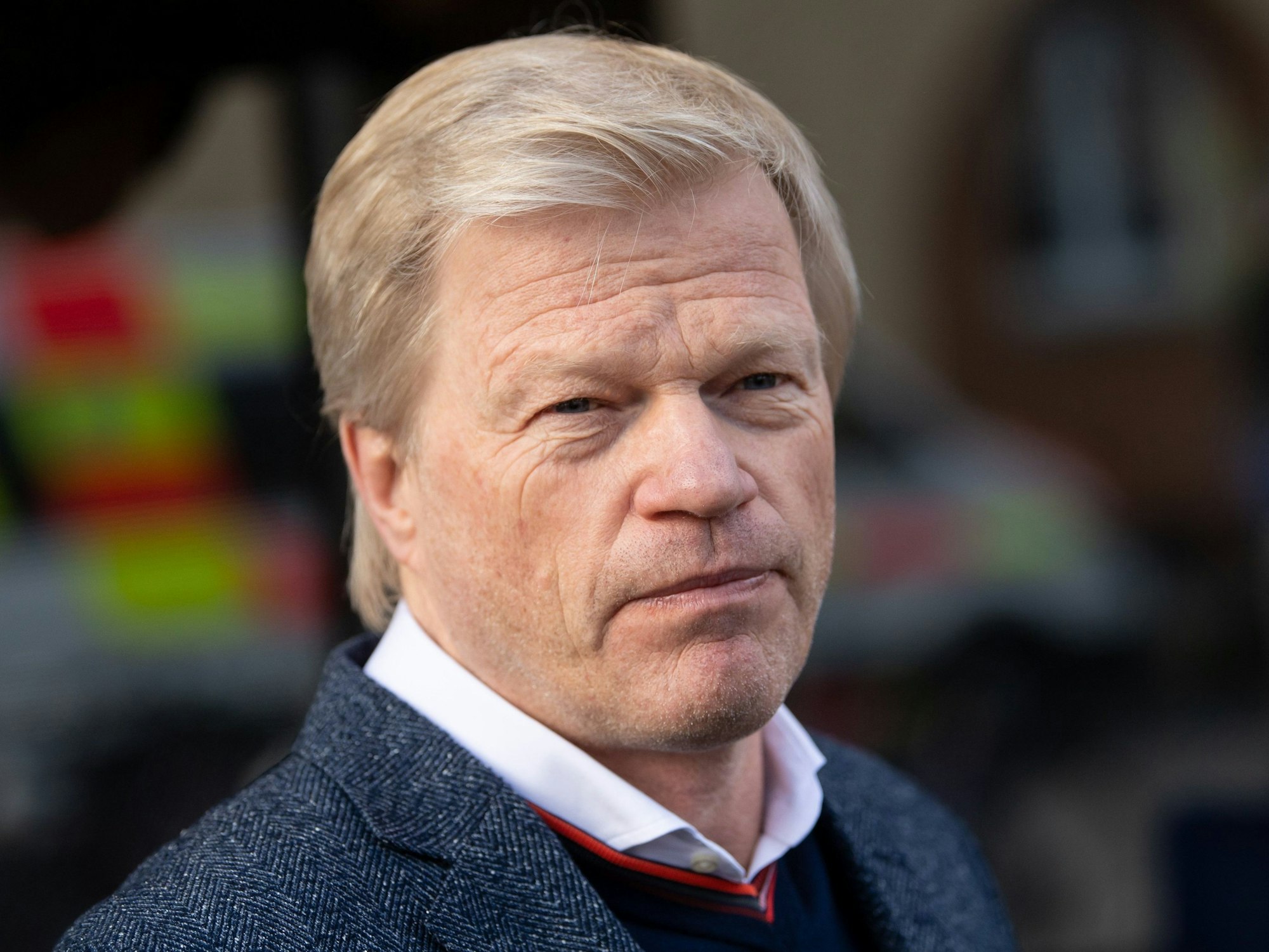 Oliver Kahn schaut sich die Vorstellung der neuen Impftram in München an.