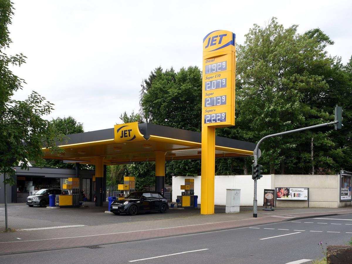 Eine JET-Tankstelle auf der Aachener Straße in Köln-Weiden.