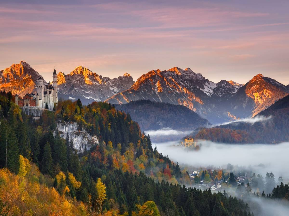Schloss Neuschwanstein in Bayern im abendlichen Sonnenlicht