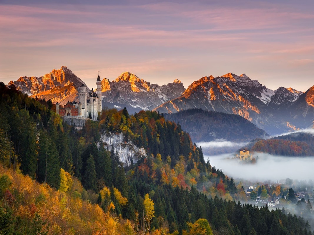 Schloss Neuschwanstein in Bayern im abendlichen Sonnenlicht